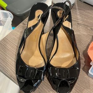 Patent leather Ferragamo pumps with bow